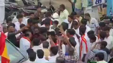 காங்கேயம்: வெள்ளகோவிலில் தமிழக வெற்றி கழக அலுவலகத்தை திறந்து வைக்க வந்த செங்கோட்டையனை கட்சியினர் ஒரு தரப்பினர் முற்றுகையிட்டதால் பரபரப்பு ஏற்பட்டது