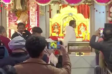 पहाड़गंज: नए साल 2026 के पहले दिन दिल्ली के झंडेवालान मंदिर में श्रद्धालुओं ने की पूजा-अर्चना