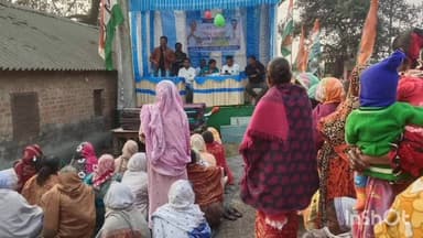 রায়না ১: তৃণমূল কংগ্রেসের প্রতিষ্ঠা দিবস উপলক্ষে নাড়ুগ্রাম পঞ্চায়েত এলাকায় মঙ্গল বিতরণ অনুষ্ঠানের আয়োজনে উপস্থিত বিধায়িকা