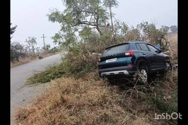 వికారాబాద్: సిద్దులూరు వద్ద విద్యుత్ స్తంభాన్ని ఢీకొట్టిన కారు, తెగిపడ్డ వైర్లు