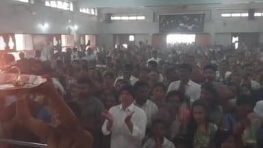 సూర్యాపేట: సూర్యాపేట సాయిబాబా ఆలయంలో భక్తిపారవశ్యం.. భారీగా తరలివచ్చిన భక్తులు
నూతన ఏడాదికి ఆధ్యాత్మిక స్వాగతం