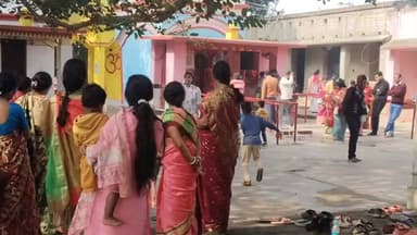 বড়ঞা: পিকনিক নিষিদ্ধ, তবু ভক্তদের উন্মাদনা! নববর্ষে মটুকেশ্বর শিব মন্দিরে জনসমাগম