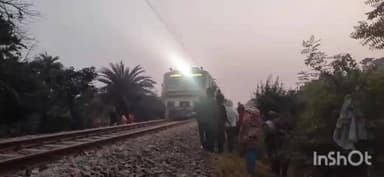 জগৎবল্লভপুর: বছরের প্রথম দিনের ট্রেনে ধাক্কায় প্রাণ গেল মহিলা সহ তিনটি গরুর ঘটনাটি ঘটেছে হাওড়ার জগৎবল্লভপুরের মাজু রেল স্টেশন এলাকা