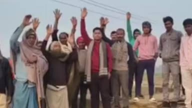 सनहौला: बोड़ा पाठक डीह में किसानों ने चेक डंप निर्माण कार्य को लेकर किया विरोध प्रदर्शन