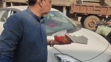 দাঁতন ২: দাঁতনে পথ চলতি সাধারণ মানুষকে মিষ্টিমুখ করালো ব্লক সভাপতি