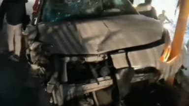 सकरा: सुजावलपुर चौक के पास अनियंत्रित कार ने डिवाइडर में मारी टक्कर, एक महिला समेत तीन घायल