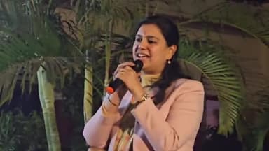 रुद्रपुर: देवरिया की डीएम दिव्या मित्तल ने सुरों भरे अंदाज़ में गीत गाकर नए साल की शुभकामनाएं दी