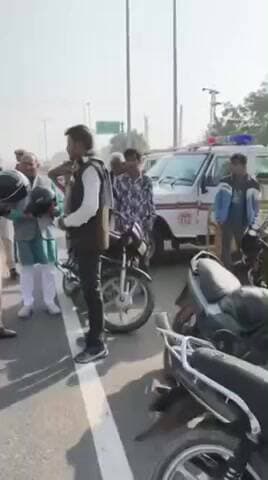 रामसर: नए साल पर सड़क सुरक्षा के लिए जागरूकता अभियान के तहत रामसर पुलिस ने बिना हेलमेट बाइक सवारों को बांटे हेलमेट