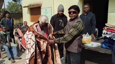 गोइलकेरा: नकटी पंचायत भवन में विधायक प्रतिनिधि द्वारा जरूरतमंदों को कंबल वितरण