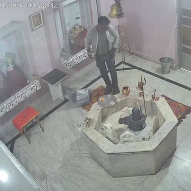 मंदिर में घुसकर दान पेटी का पैसा साफ़ करता युवक. मामला यूपी की अमरोहा का है. #videoviralシviralシ2025 #viralpost2025シ2025シ...