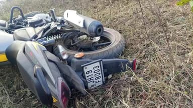 पेशरार: मांजराही मोड़ रेलवे लाइन के पास अनियंत्रित होकर गिरी बाइक, हालत नाज़ुक