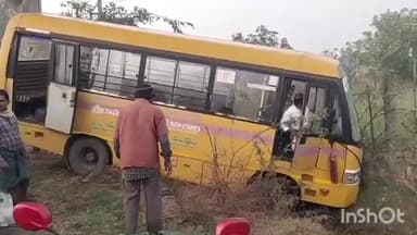 పాతపట్నం: తురక పేట సెంటర్లోని ద్విచక్ర వాహనాన్ని తప్పించే క్రమంలో పొలాల్లోకి దూసుకు వెళ్లిన కాలేజీ బస్, ఓ విద్యార్థికి గాయాలు