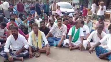 அஞ்செட்டி: ஒகேனக்கல் சாலை குண்டும் குழியுமாக இருப்பதால் நடக்கும் சாலையை விரிவுப்படுத்தி புதிய சாலை அமைக்க வலியுறுத்தி நாட்றம்பாளையத்தில் பொதுமக்கள் சாலை மறியல்