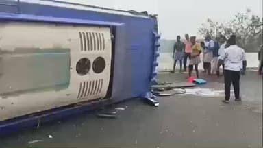 பெருந்துறை: விஜயமங்கலம் வாய்ப்பாடி பகுதியில் வளைகாப்பு நிகழ்ச்சிக்காக குடும்பத்தினர் சென்ற வாகன விபத்துபெ