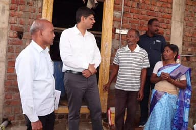 రామారెడ్డి: గిద్ద గ్రామంలో ఇందిరమ్మ ఇళ్ల నిర్మాణ పనుల తీరును ఆకస్మికంగా పరిశీలించి, నాణ్యతతో ఇల్లు నిర్మించుకోవాలి : కలెక్టర్ ఆశిష్
