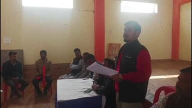 जैसीनगर: जैसीनगर में सड़क सुरक्षा को लेकर विशेष ग्राम सभा का आयोजन, अधिकारियों ने ट्रैक्टर-ट्रॉलियों पर लगाई रेडियम पट्टियां