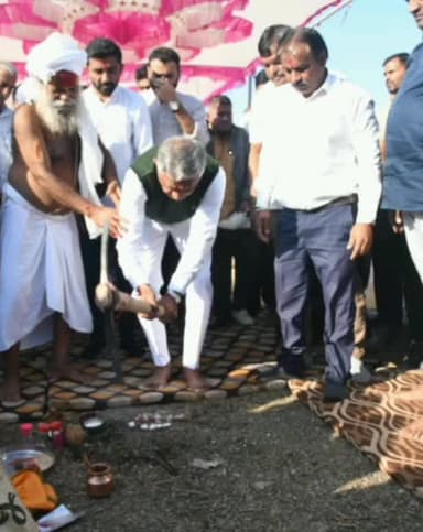 જસદણ: કુંવરજીભાઈ બાવળિયાના હસ્તે જસદણના કાળાસર ગામે 31.86 લાખના ખર્ચે પાઇપલાઇન તથા ફૂટપાથના કામનું ખાતમુહૂર્ત કરાયું