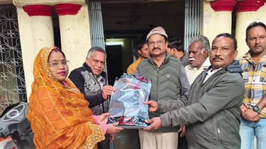 देवेंद्रनगर: नगर परिषद देवेंद्रनगर द्वारा सफाई मित्रों को स्वेटर एवं ट्रैक सूट का वितरण