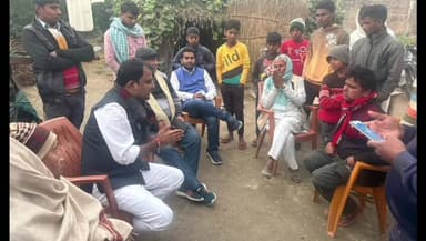 सिसवन: भाजपा जिला अध्यक्ष हैप्पी यादव ने ग्यासपुर में मृतक राजू यादव के परिजनों से मिलकर सांत्वना दी