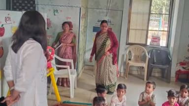 નસવાડી: જિલ્લા કલેકટરે ભાખા સહિતના ગામોમાં અલગ અલગ આંગણવાડીઓની મુલાકાત લીધી, બાળકો સાથે વાર્તાલાપ કર્યો.