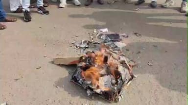 हाटपिपल्या: इंदौर की घटना को लेकर हाटपिपल्या में युवा कांग्रेस ने कैलाश विजयवर्गीय का पुतला जलाकर किया विरोध