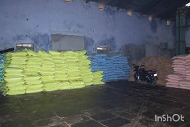 నెక్కొండ: వరంగల్ జిల్లాలోని పలు యూరియా కేంద్రాలను తనిఖీ చేసిన జిల్లా కలెక్టర్ రైతులకు యూరియా సరఫరా అందజేయాలని పిలుపు