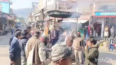 सोमेश्वर: कैबिनेट मंत्री के पति के विवादित बयान पर कांग्रेस कार्यकर्ताओं ने सोमेश्वर में किया प्रदर्शन, फूंका पुतला