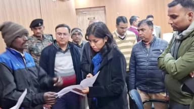 रोहतास: जिला जनता दरबार में डीएम ने लोगों की समस्याएं सुनीं