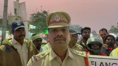 తూప్రాన్: నర్సాపూర్ చౌరస్తా వద్ద వాహనాల తనిఖీ చేపట్టిన ఎస్ఐ శివానందం