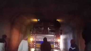 उंटारी रोड: ऊंटारी रोड के सिरहा में अंडरपास में फंसा ट्रक, लोगों ने निर्माण कंपनी पर उठाए सवाल