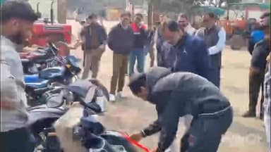 राहतगढ़: नगर परिषद कर्मचारियों ने तहसील परिसर में सरकारी व निजी वाहनों पर रेडियम पट्टियां लगाईं