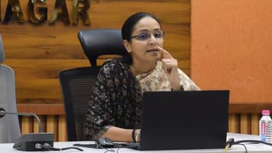 હિંમતનગર: કલેકટર કચેરી ખાતે પ્રજાસત્તાક પર્વની તૈયારી અંગે બેઠક યોજાઈ