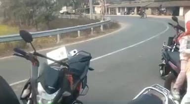 डंडई: भेड़ियाही मोड़ पर दर्दनाक हादसा: अनियंत्रित बाइक 15 फीट नीचे गिरी, अज्ञात युवक गंभीर रूप से घायल