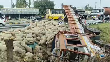 நிலக்கோட்டை: கொடைரோடு அருகே அரசு பேருந்து மீது லாரி மோதி விபத்தில், 10 பேர் படுகாயம் 20 அடி பள்ளத்தில் லாரி கவிழ்ந்து பருப்பு மூடைகள் சாலையில் சிதறியது