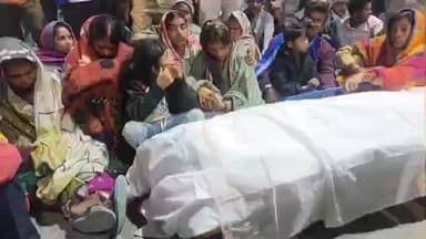 जांजगीर: नेताजी चौक में चक्का जाम, शव रखकर परिजनों ने किया प्रदर्शन, मुआवजे की मांग पर अड़े