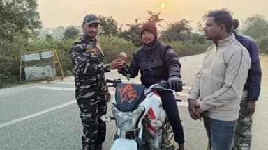 दारू: दारू पुलिस ने बिना हेलमेट वालों का चालान नहीं काटा, गुलाब देकर समझाया सुरक्षा का महत्व