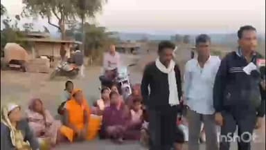 भीमपुर: दामजीपुरा-खुर्दा प्रधानमंत्री सड़क गड्ढों में तब्दील, ग्रामीणों ने सड़क पर बैठकर किया प्रदर्शन, मरम्मत की मांग