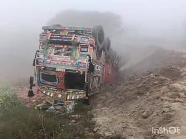 शाम्हो अकहा कुरहा: आईटीसी बीएमसी के पास ईंट लदे ट्रक पलटा, चालक सहित छह लोग बाल-बाल बचे, मिट्टी धंसने से हुआ हादसा