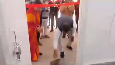 पाकुड़िया: पाकुड़िया में आधार पंजीकरण केंद्र का प्रमुख व बीडीओ ने फीता काटकर किया शुभारंभ