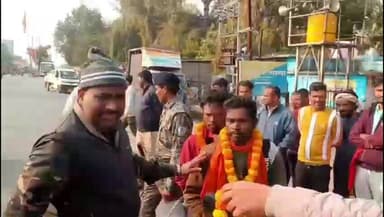 बगोदर: बगोदर में बिना हेलमेट बाइक चलाने वालों को प्रशासन ने फूल पहनाकर हेलमेट पहनने की अपील की