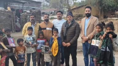 डूंगला: बड़ी सादड़ी में भामाशाह की सराहनीय पहल, 301 बच्चों को ऊनी स्वेटर का वितरण