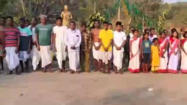 डुमरिया: डुमरिया प्रखंड के केंदुआ पंचायत के बोमरो गांव में ओत् गुरु कोल लोको बोदरा बारूगोड़ा की ओर से शहीद दिवस मनाया गया