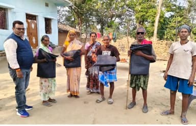 ठेठईटांगर: भाजपा नेता नरेंद्र बड़ाईक ने कड़ाके की ठंड में जरूरतमंदों के बीच कंबल बांटे