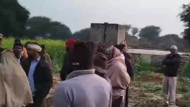 अटेली: अटेली के अटाली गांव में मंदिर की नींव खोदते समय दीवार गिरने से 2 मजदूर दबे, एक की मौत, एक घायल