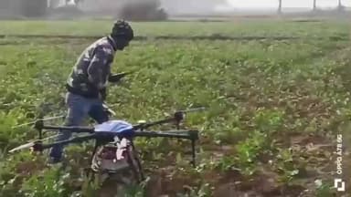 फुल्लीडूमर: बदलाचक गांव के बहियार में ड्रोन से सरसों की फसल पर तरल सल्फर का छिड़काव किया गया