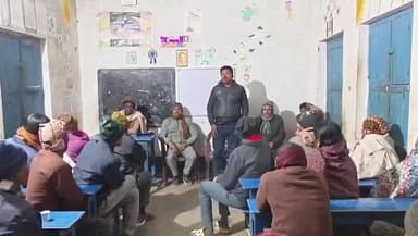 কেশপুর: কেশপুরের বাজার আঁড়রা তৃণমূল দলীয় কার্যালয় ভবনে স্থানীয় তৃণমূল কর্মীদের নিয়ে বৈঠক আয়োজন