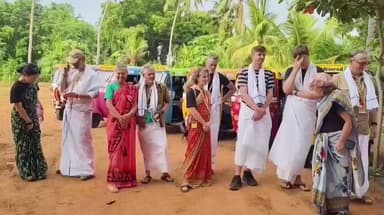 ஏரல்: சாயர்புரம் அருகே தமிழர்களின் பாரம்பரிய உடையான வேஷ்டி சேலை அணிந்து பொங்கல் வைத்து வெளிநாட்டினர் கொண்டாடினர்