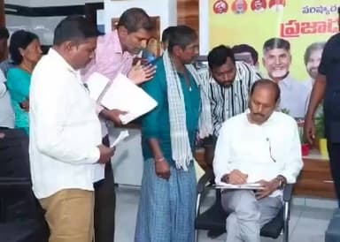 సంతనూతలపాడు: సంతనూతలపాడులో నిర్వహించిన ప్రజాదర్బార్ కార్యక్రమంలో ప్రజల నుంచి అర్జీలు స్వీకరించిన ఎమ్మెల్యే విజయ్ కుమార్