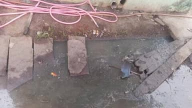 बिरसिंहपुर: बिरसिंहपुर में सफाई व्यवस्था ध्वस्त, नाली का पानी सड़क पर बहने से आवागमन बाधित