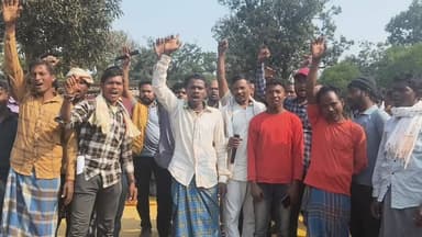 घरघोड़ा: कुडुमकेला धान मंडी में 21 क्विंटल की मांग पर अड़े किसान, किया चक्का जाम